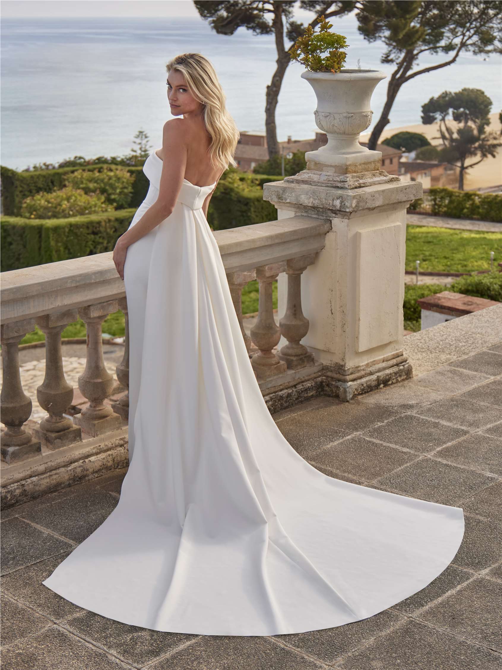 YUVAL Strapless column dress with detachable train 3 YUVAL Strapless column dress with detachable train