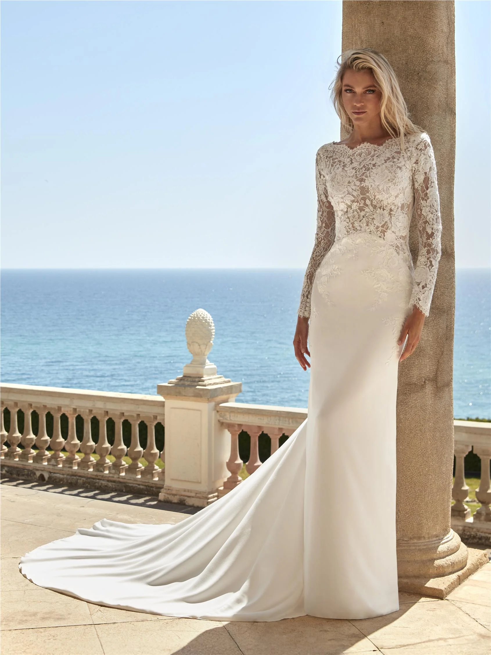 DARYNA Mermaid dress with round neckline, long sleeves