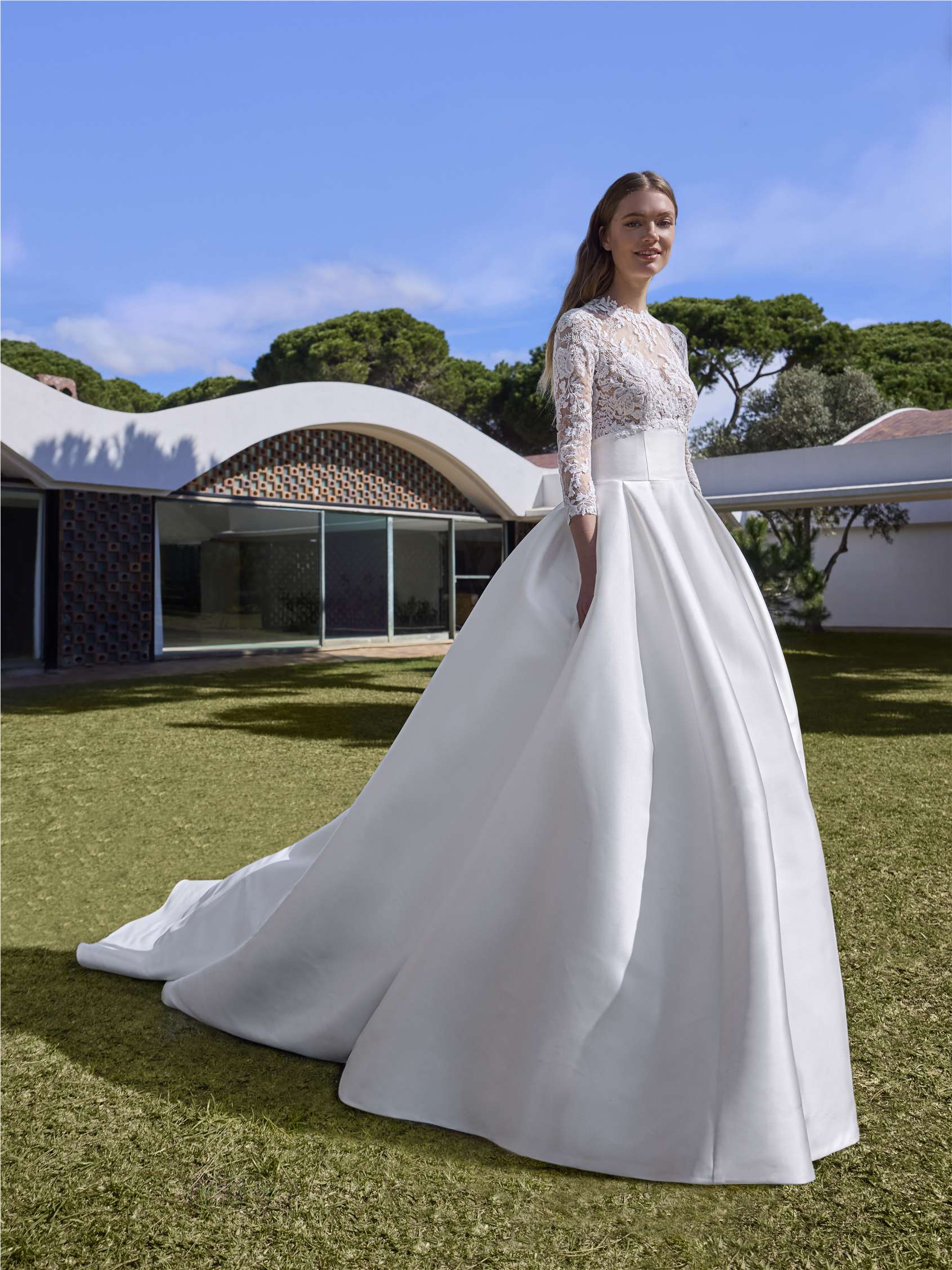 LILAR Princess dress with round neckline, long sleeves 1 LILAR Princess dress with round neckline, long sleeves