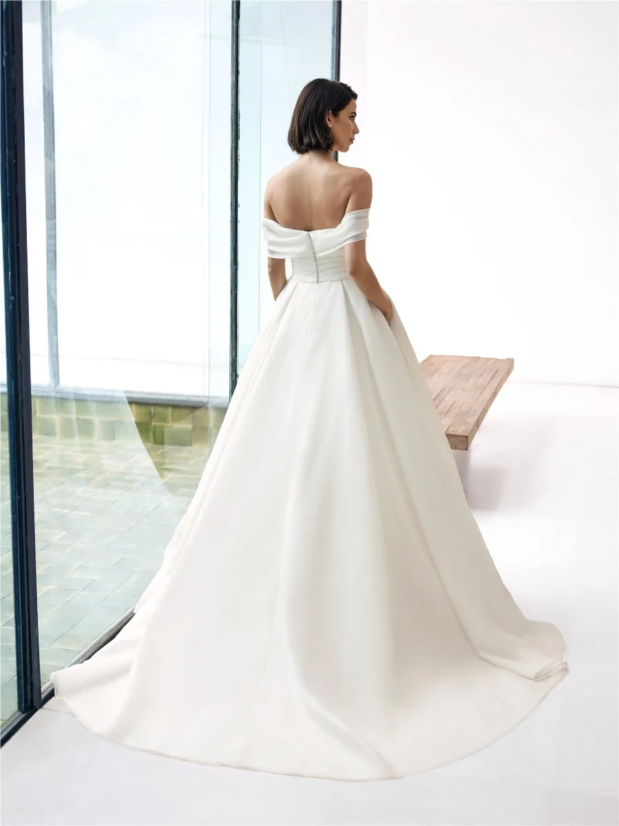 AINSLEY Princess dress with off-the-shoulders neckline