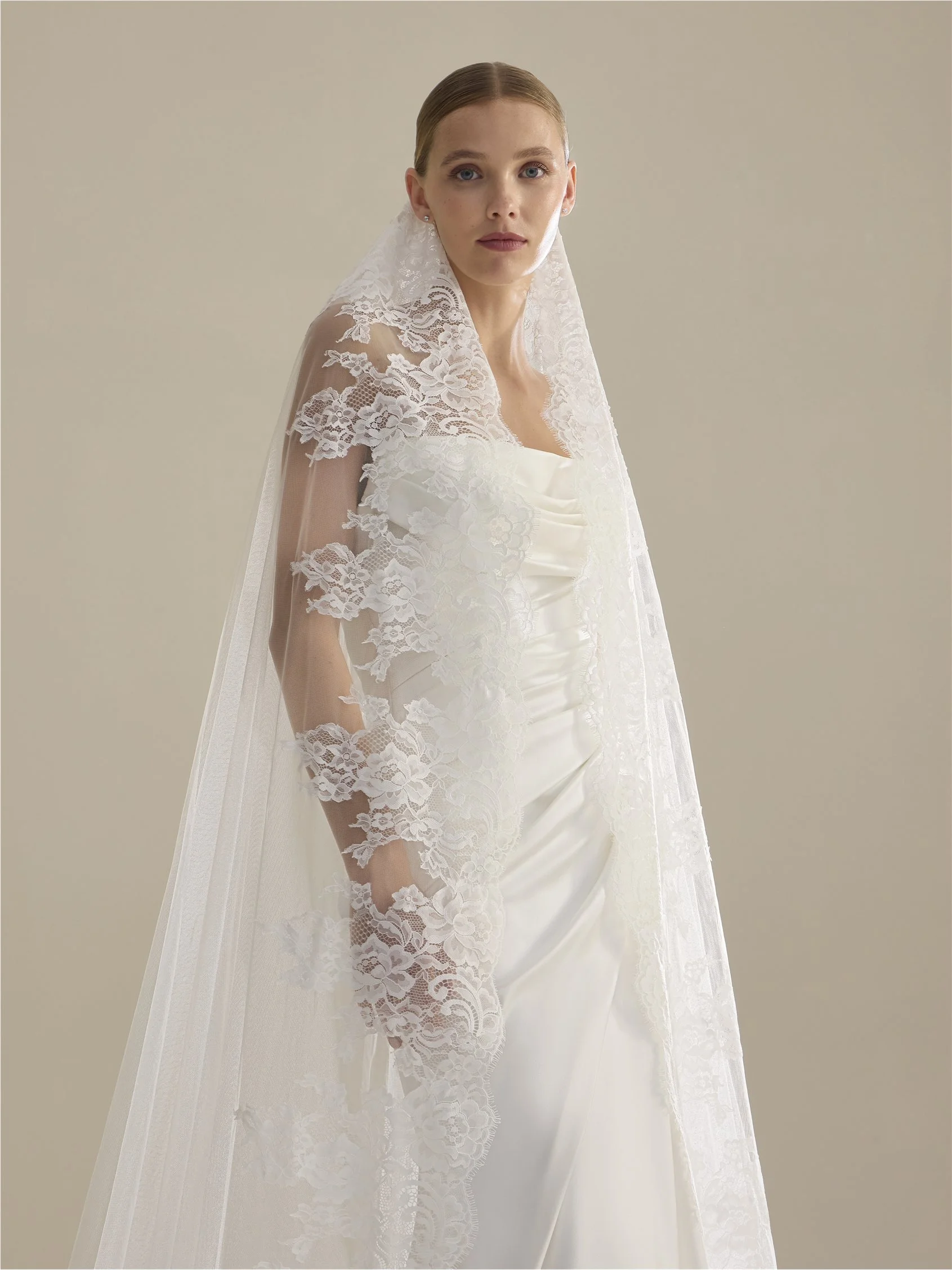 V-LA79 Bridal veil made of tulle and Chantilly