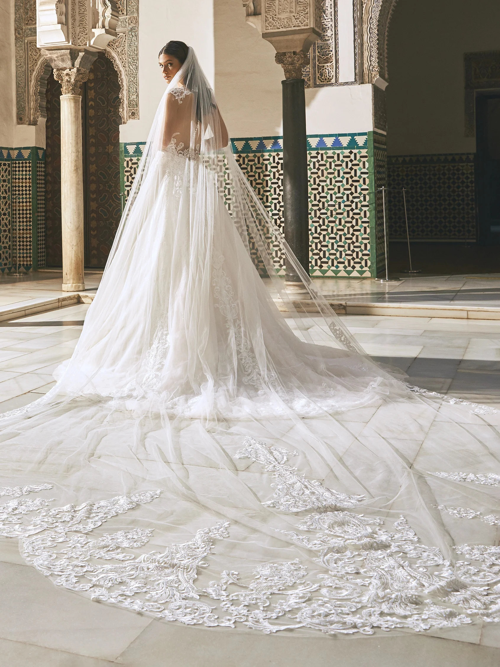 V-LA02 Tulle veil with lace
