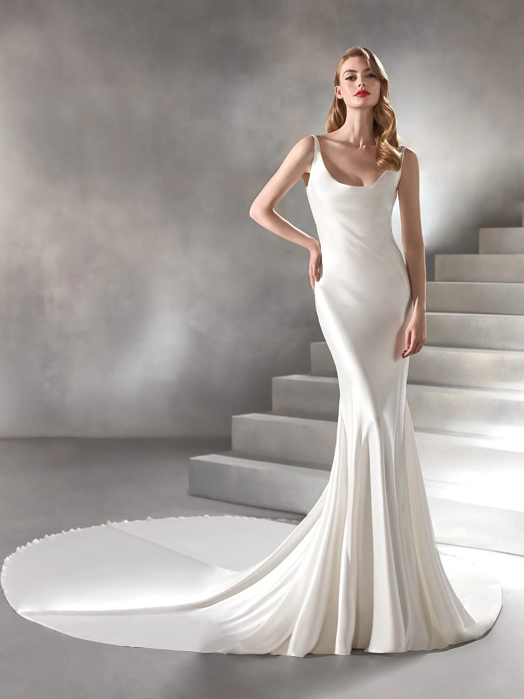 RIBELIA Mermaid dress with round neckline in satin 1 RIBELIA Mermaid dress with round neckline in satin