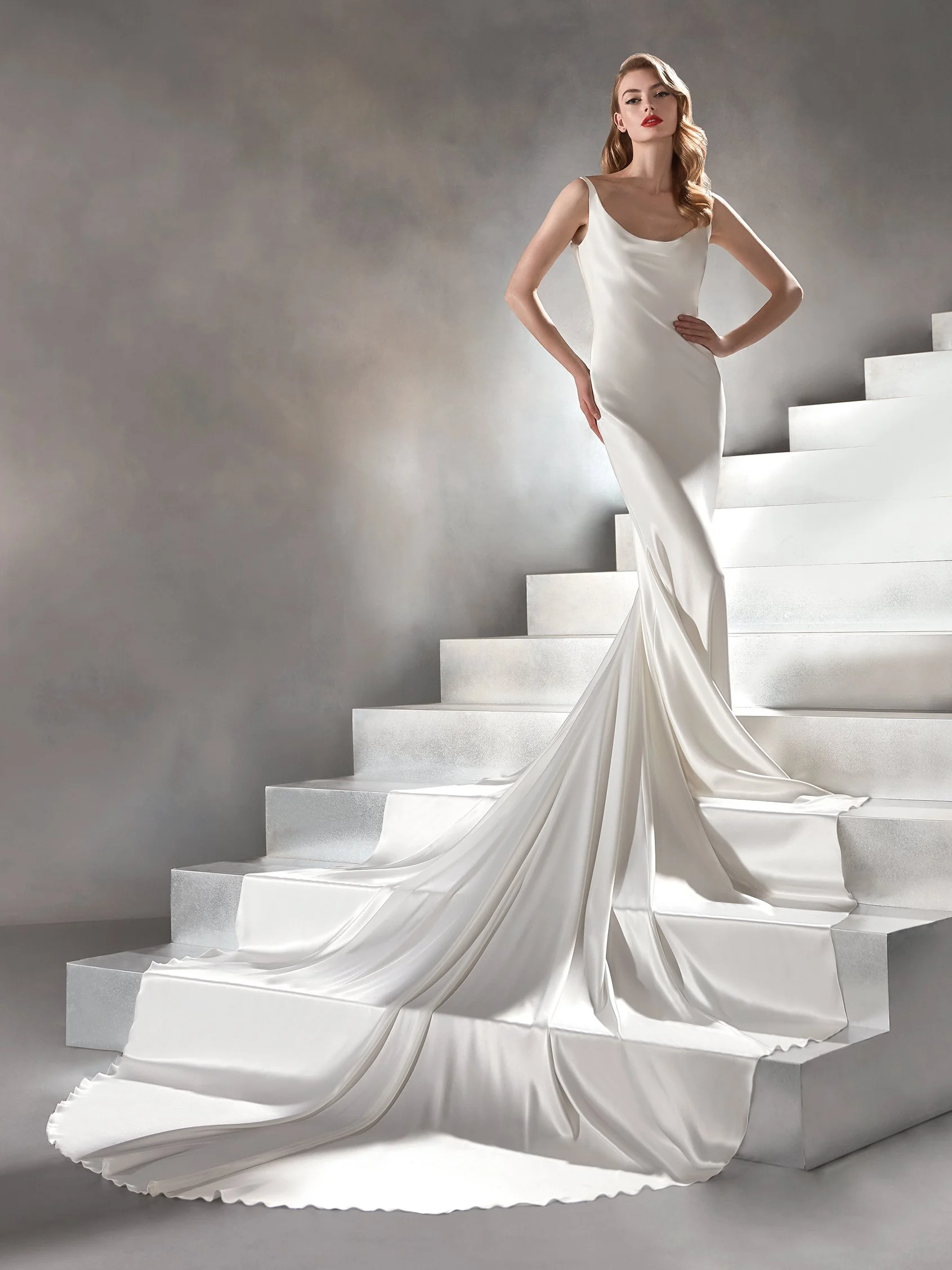 RIBELIA Mermaid dress with round neckline in satin 2 RIBELIA Mermaid dress with round neckline in satin