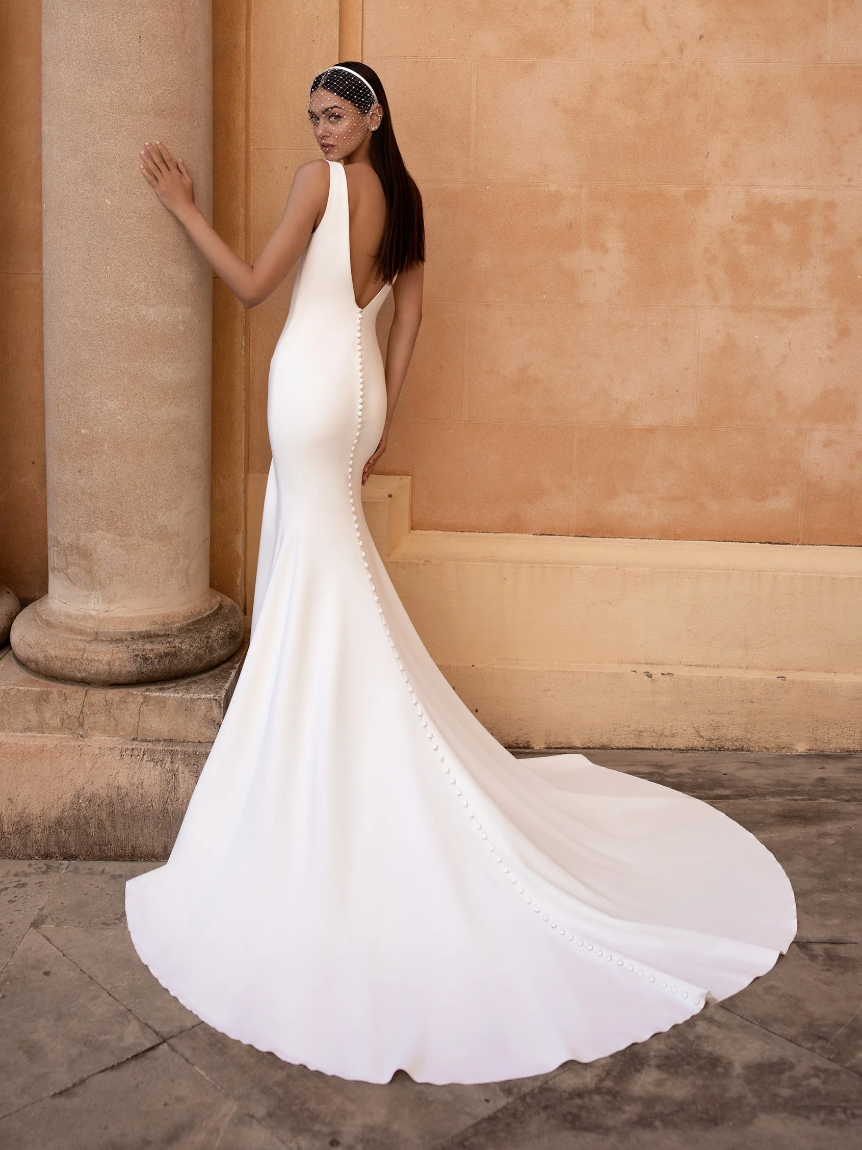 EUREKA Sleeveless wedding dress with V-neck and mermaid cut
