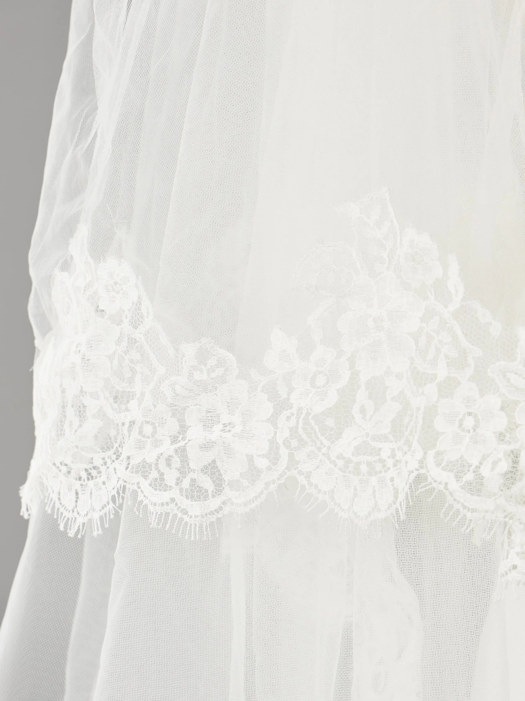 V-2217 Tulle veil with lace