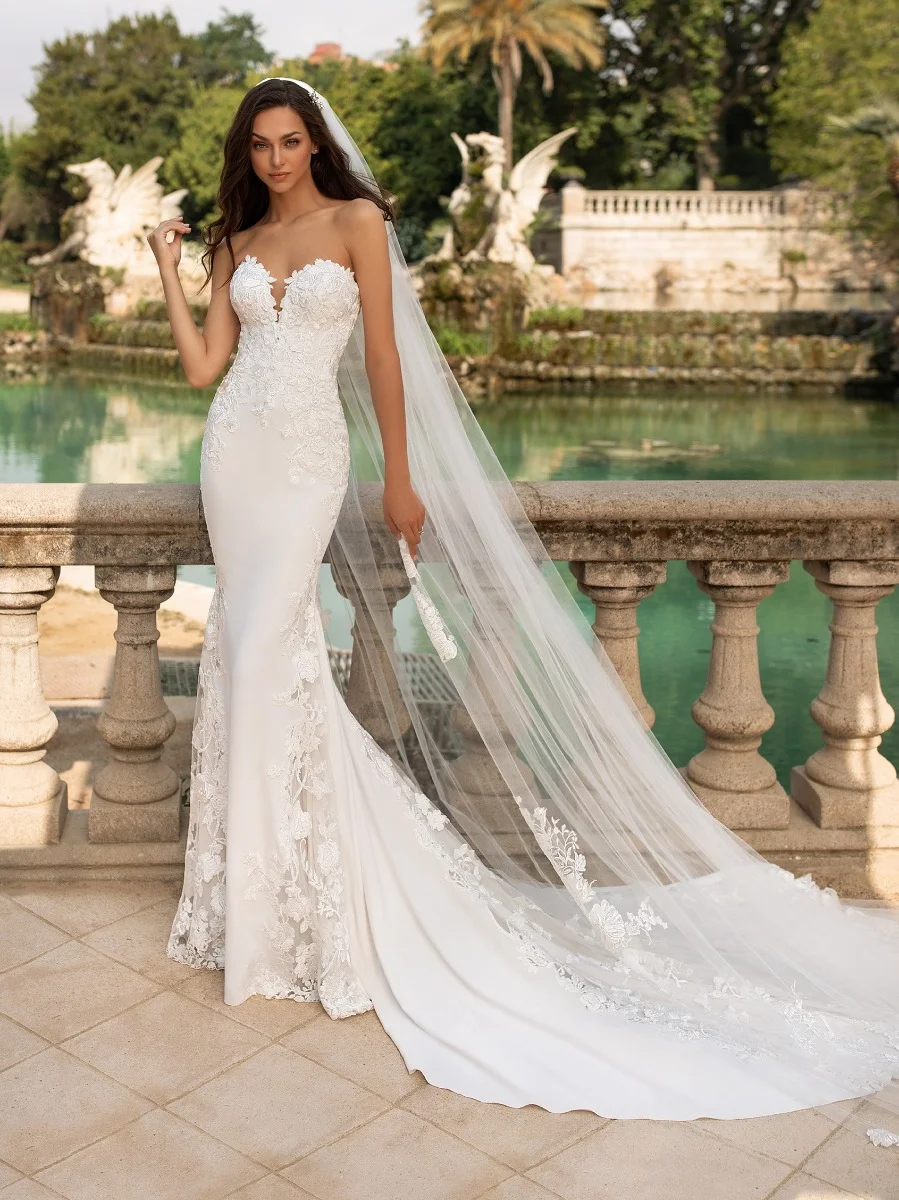 EPICO Wedding dress in crepe with mermaid cut, sweetheart neckline and open back