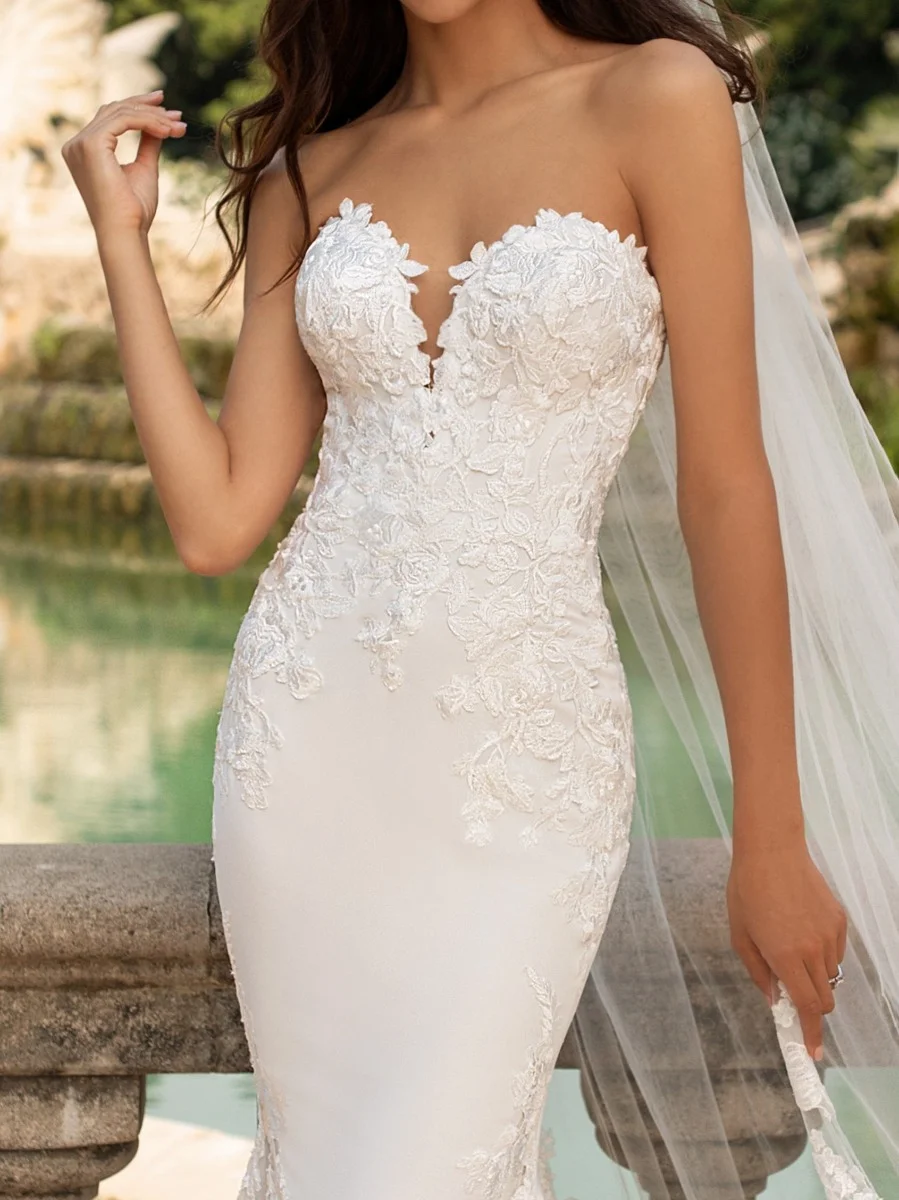 EPICO Wedding dress in crepe with mermaid cut, sweetheart neckline and open back