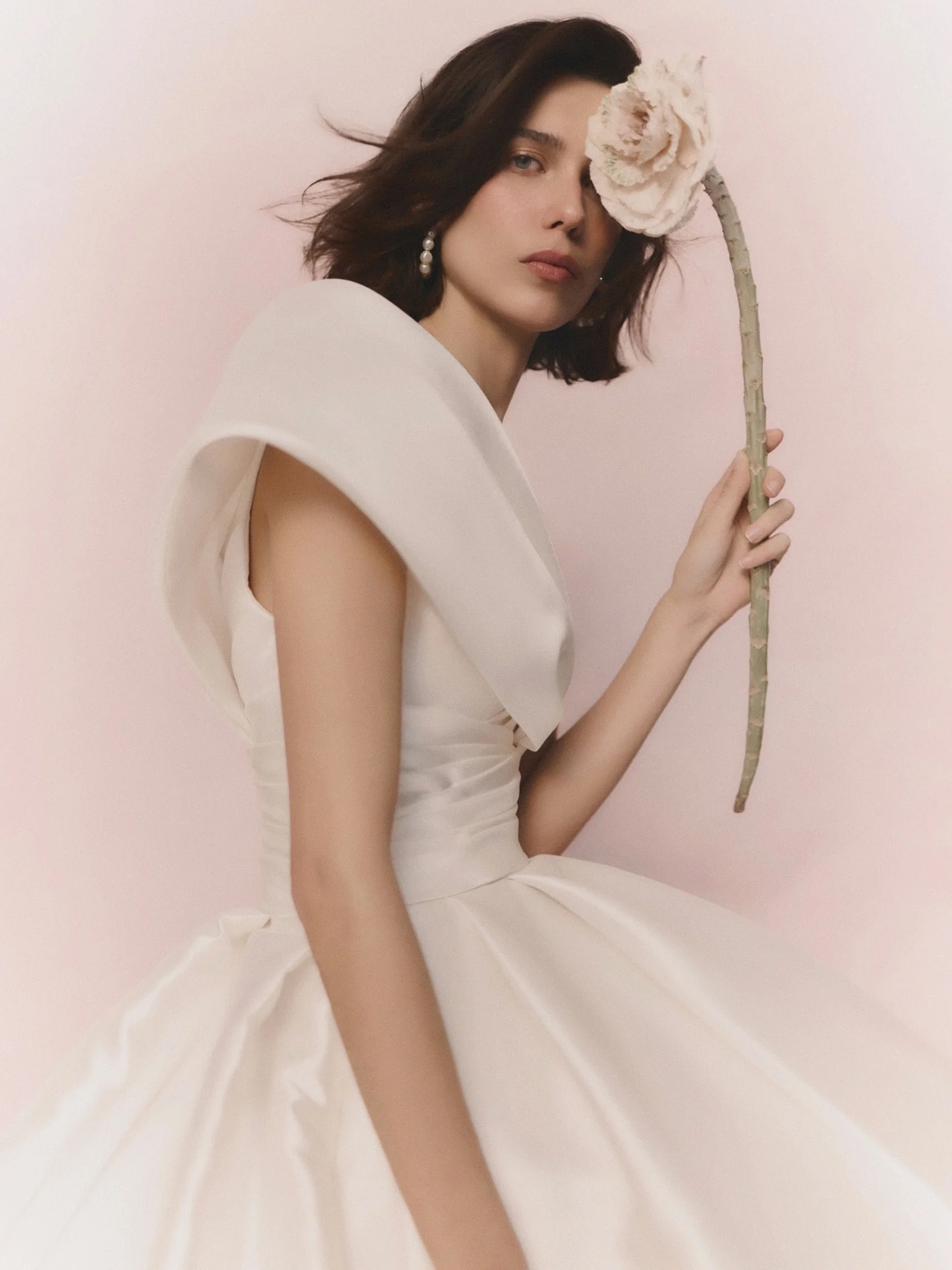 SEDNA Wedding dress with princess cut, asymmetrical neckline and cap sleeves