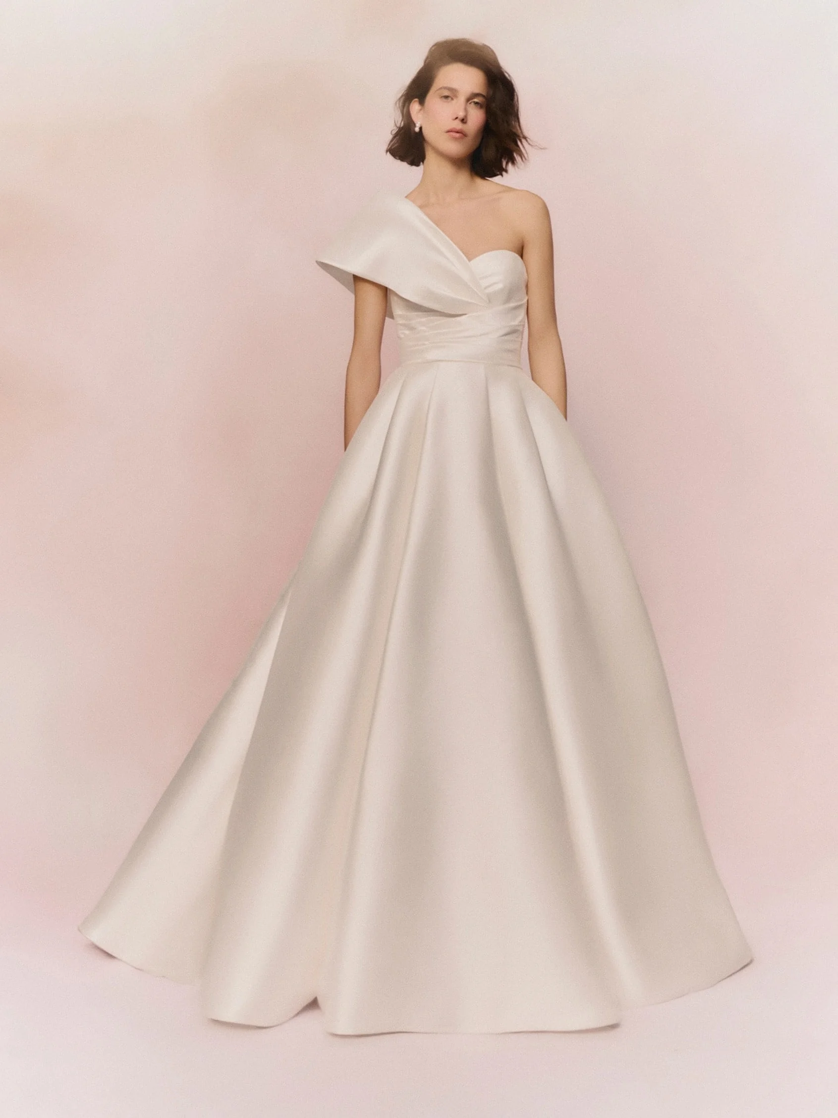 SEDNA Wedding dress with princess cut, asymmetrical neckline and cap sleeves