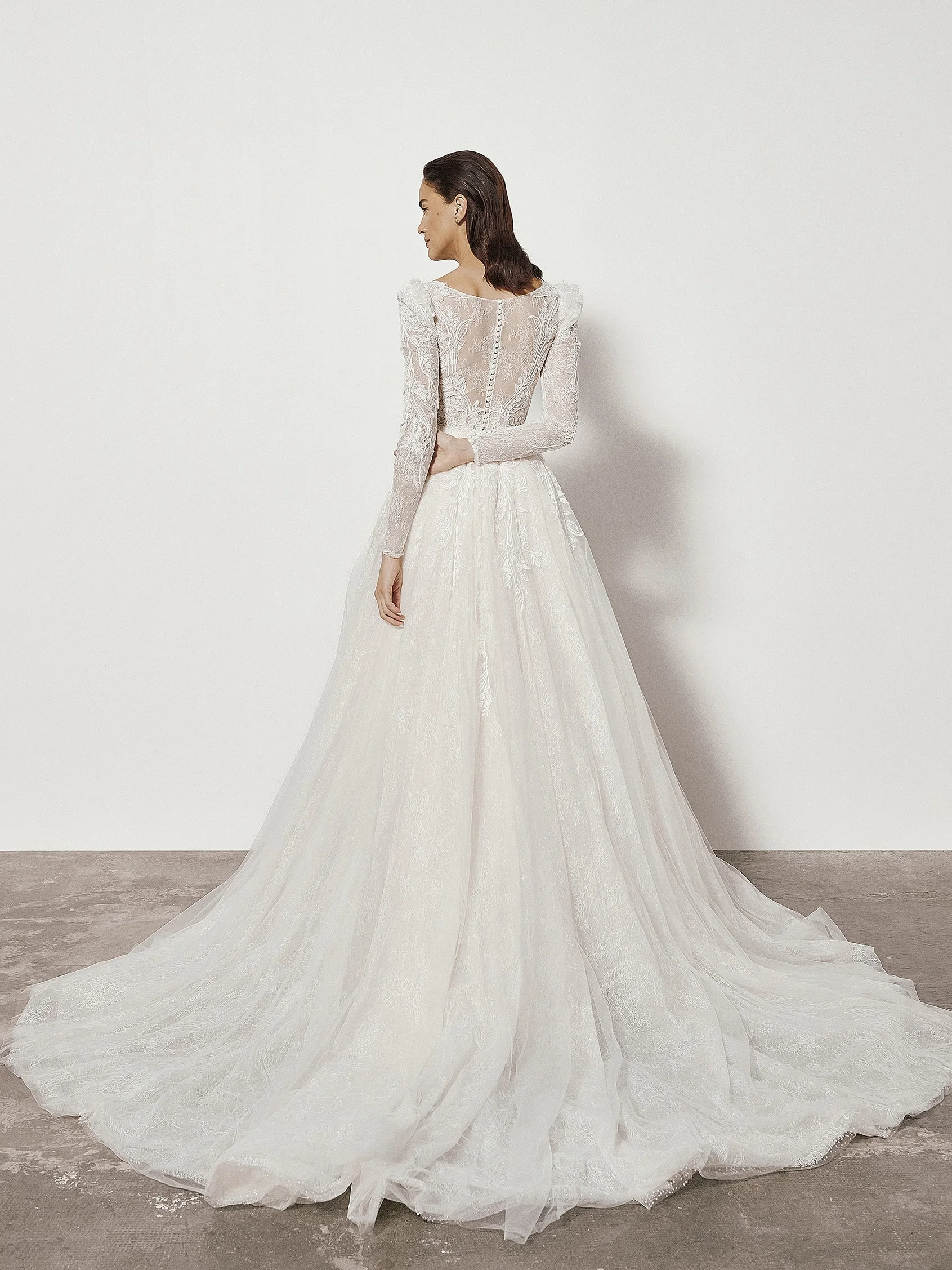 FIORA Mermaid wedding dress with long sleeves and sweetheart neckline