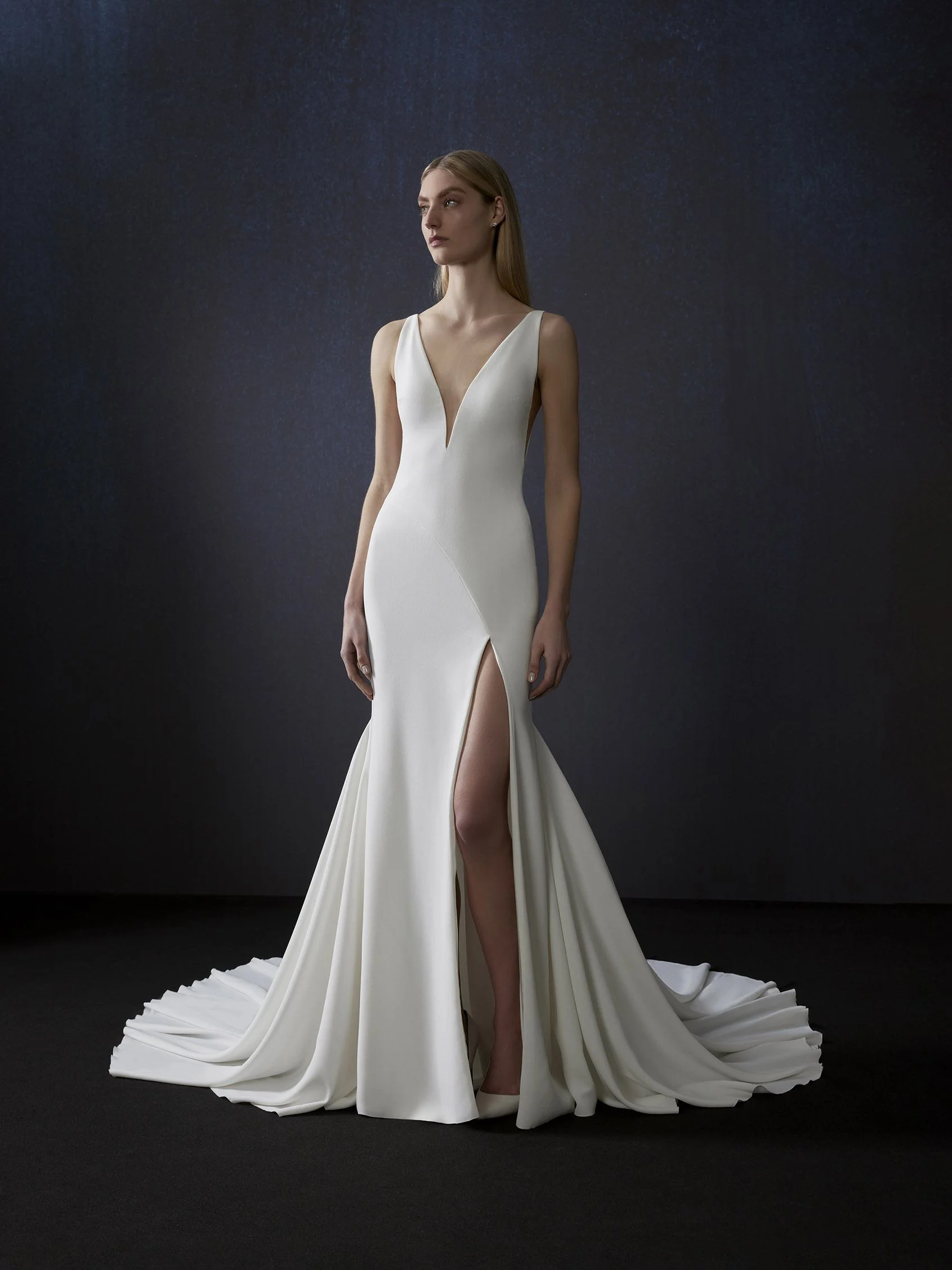 BLUE MOON Wedding dress with mermaid cut V-neck and crepe fabric