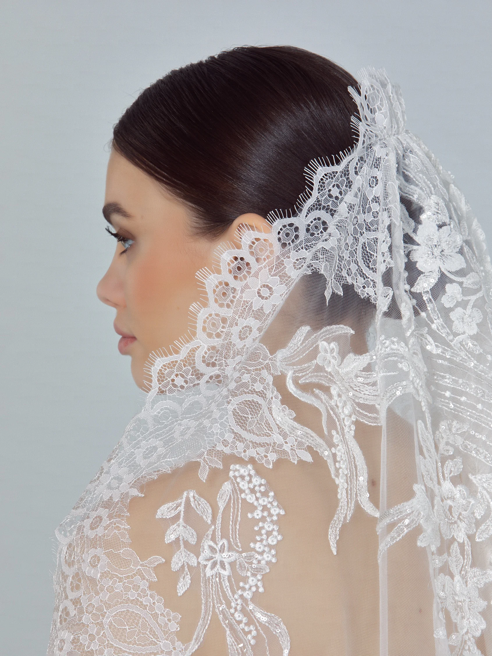 V-LA40 Tulle veil with lace and rhinestones