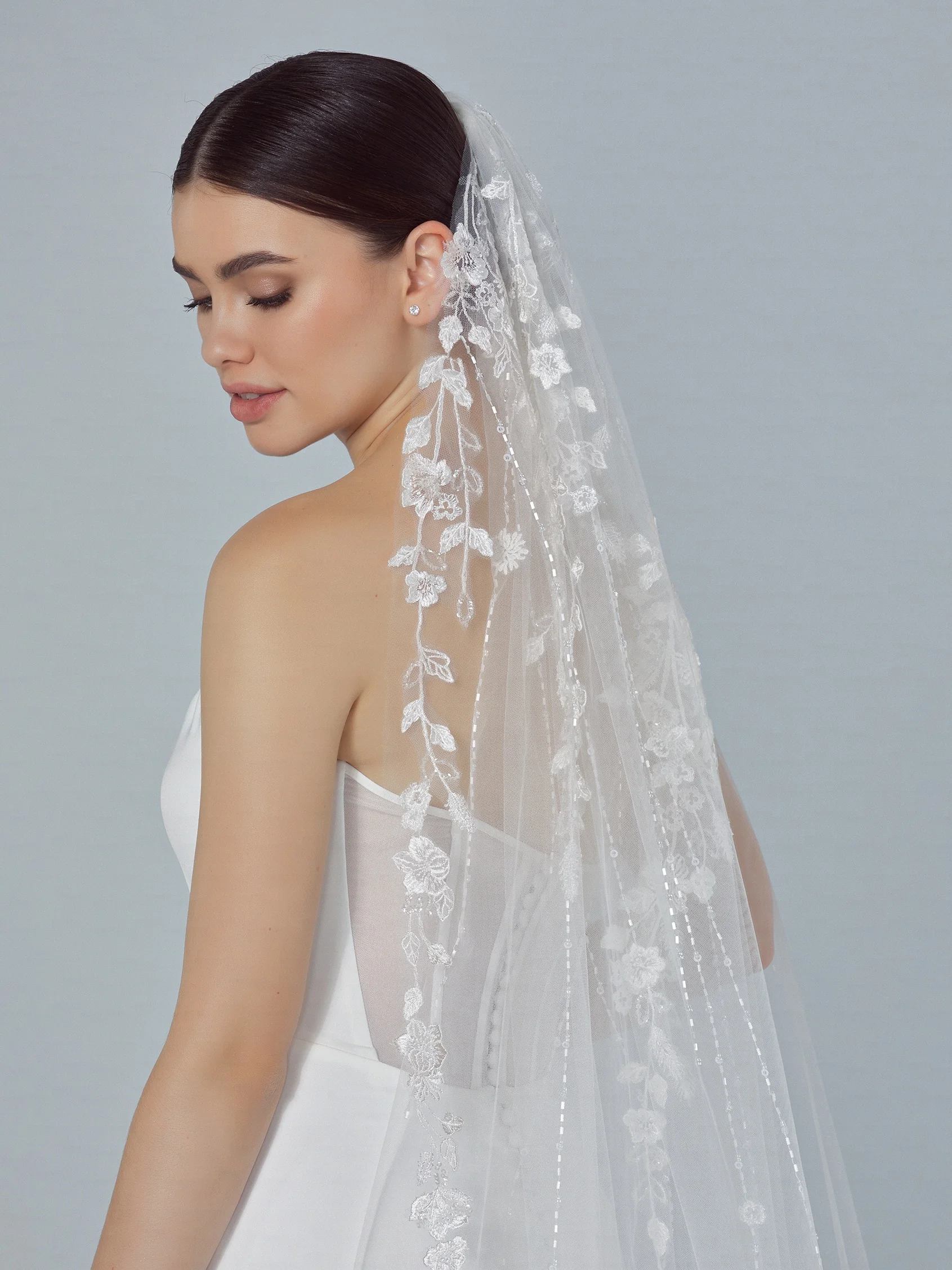 V-LA42 Tulle veil with lace and rhinestones